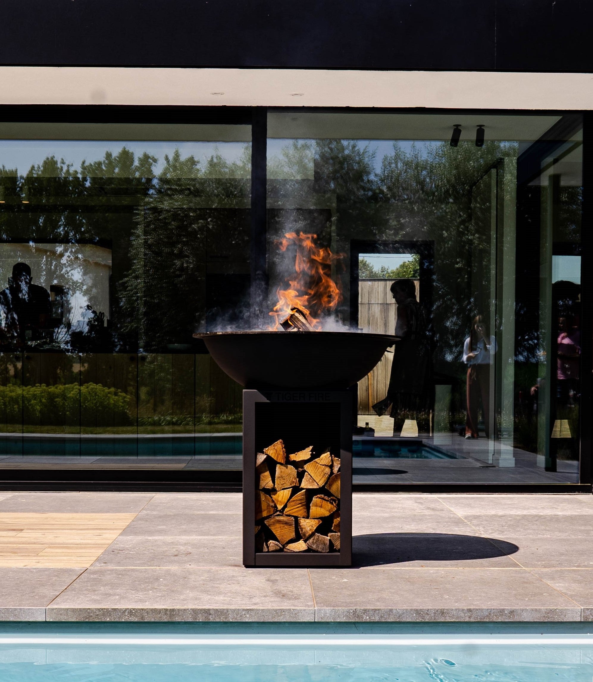 Plancha bbq bij zwembad