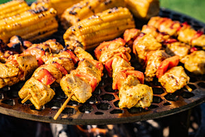 Rooster met eten op de plancha bbq