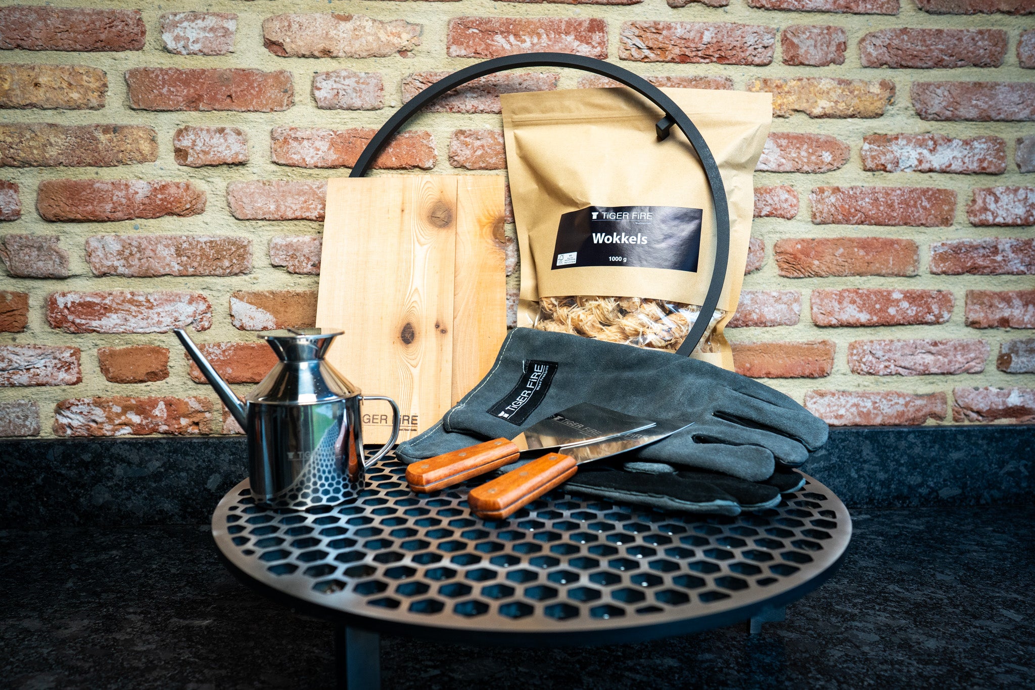 The Chef: 2x spatels, 1 oilcan, 1 paar handschoenen, 1kg wokkels, Cedar planks, 1 foodbumper, 1 honey grate raised grill