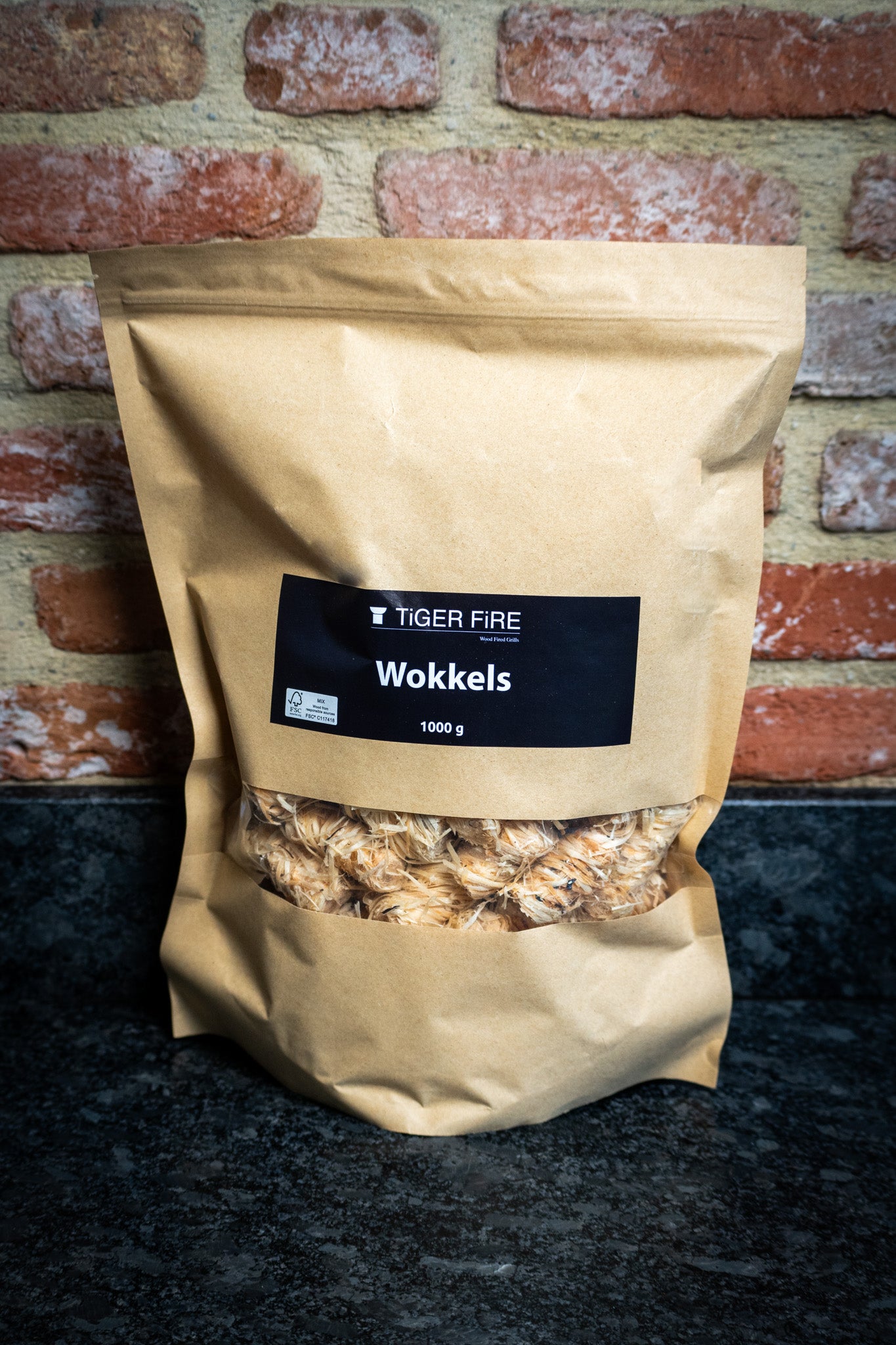 The Chef: 2x spatels, 1 oilcan, 1 paar handschoenen, 1kg wokkels, Cedar planks, 1 foodbumper, 1 honey grate raised grill