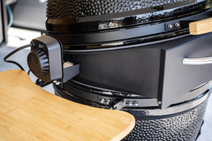 Kamado BBQ met keramische behuizing, roestvrijstalen grillrooster, rotisserie en aparte pizza oven van TIGER FIRE.