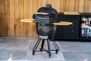 Kamado BBQ met keramische behuizing, roestvrijstalen grillrooster en aparte pizza oven van TIGER FIRE.
