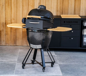 Kamado BBQ met keramische behuizing, roestvrijstalen grillrooster en aparte pizza oven van TIGER FIRE.