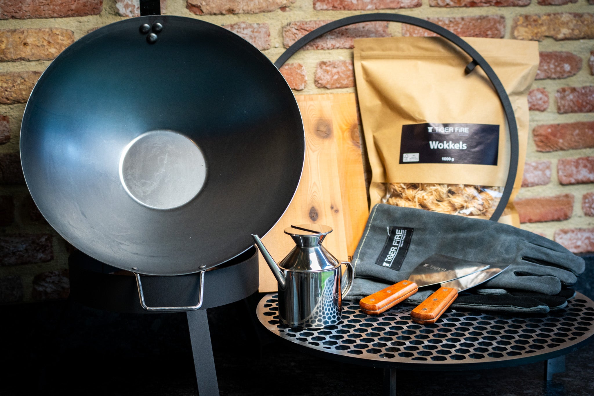 The Gourmand (2 boxes): 2x spatels, 1 oilcan, 1 paar handschoenen, 1kg wokkels, cedar planks, 1 foodbumper, 1 honey grate raised grill, 1 staander voor wok incl. wokpan