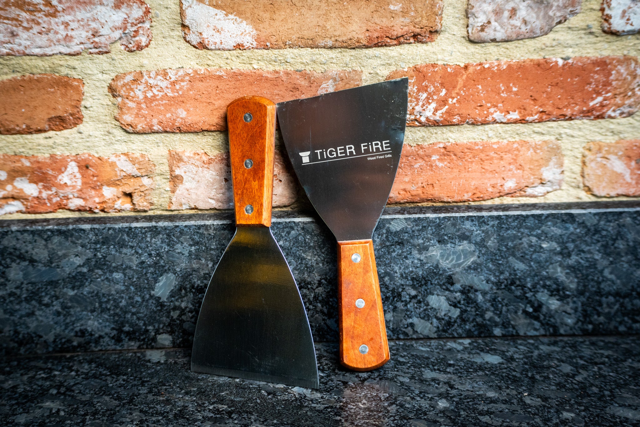 The Essentials: 2x spatels, 1 oilcan, 1 paar handschoenen, 1 kg wokkels, Cedar planks