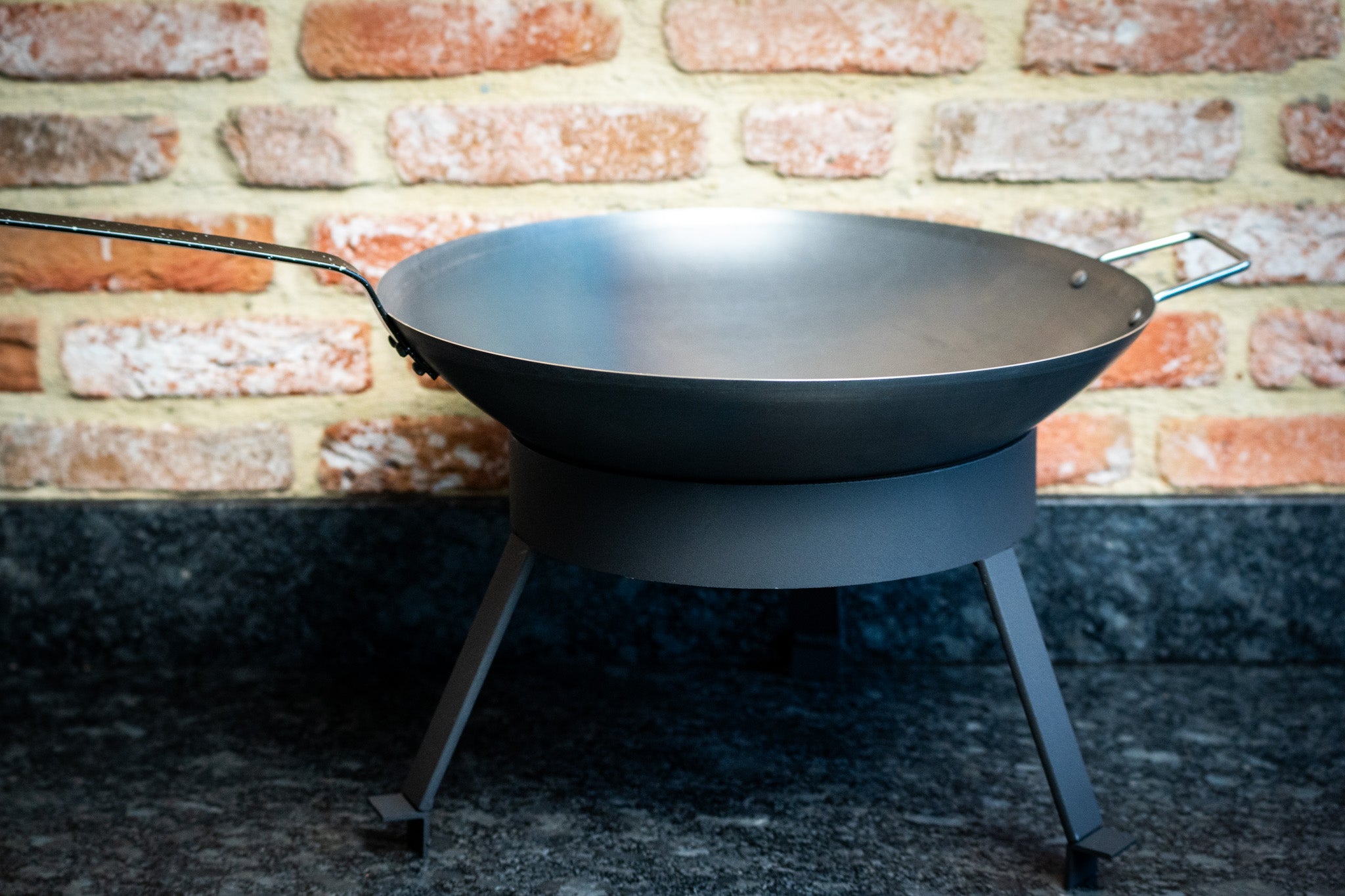 The Gourmand (2 boxes): 2x spatels, 1 oilcan, 1 paar handschoenen, 1kg wokkels, cedar planks, 1 foodbumper, 1 honey grate raised grill, 1 staander voor wok incl. wokpan