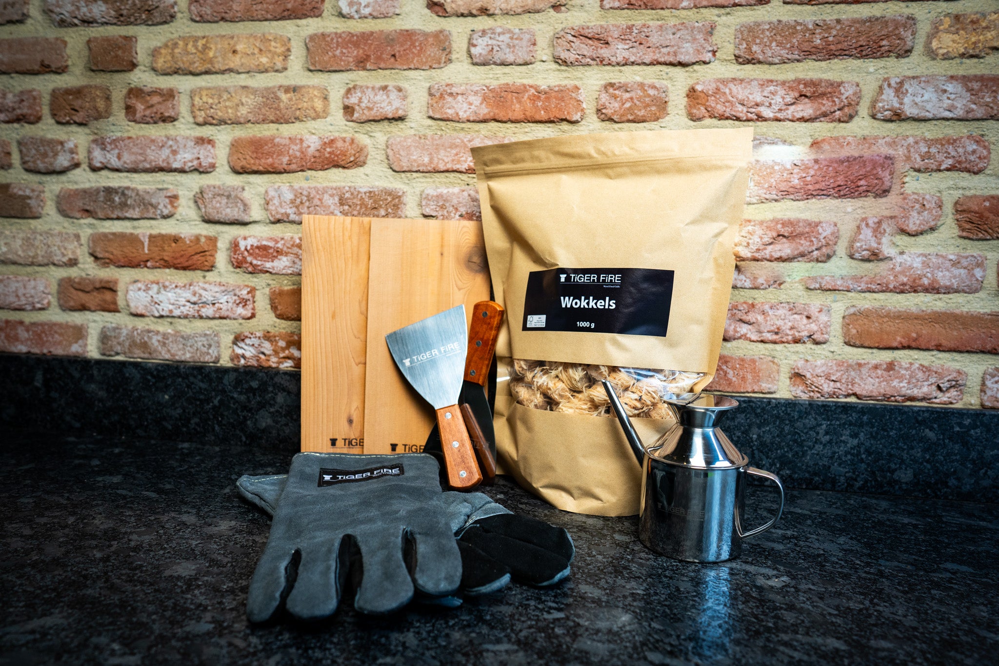 The Essentials: 2x spatels, 1 oilcan, 1 paar handschoenen, 1 kg wokkels, Cedar planks