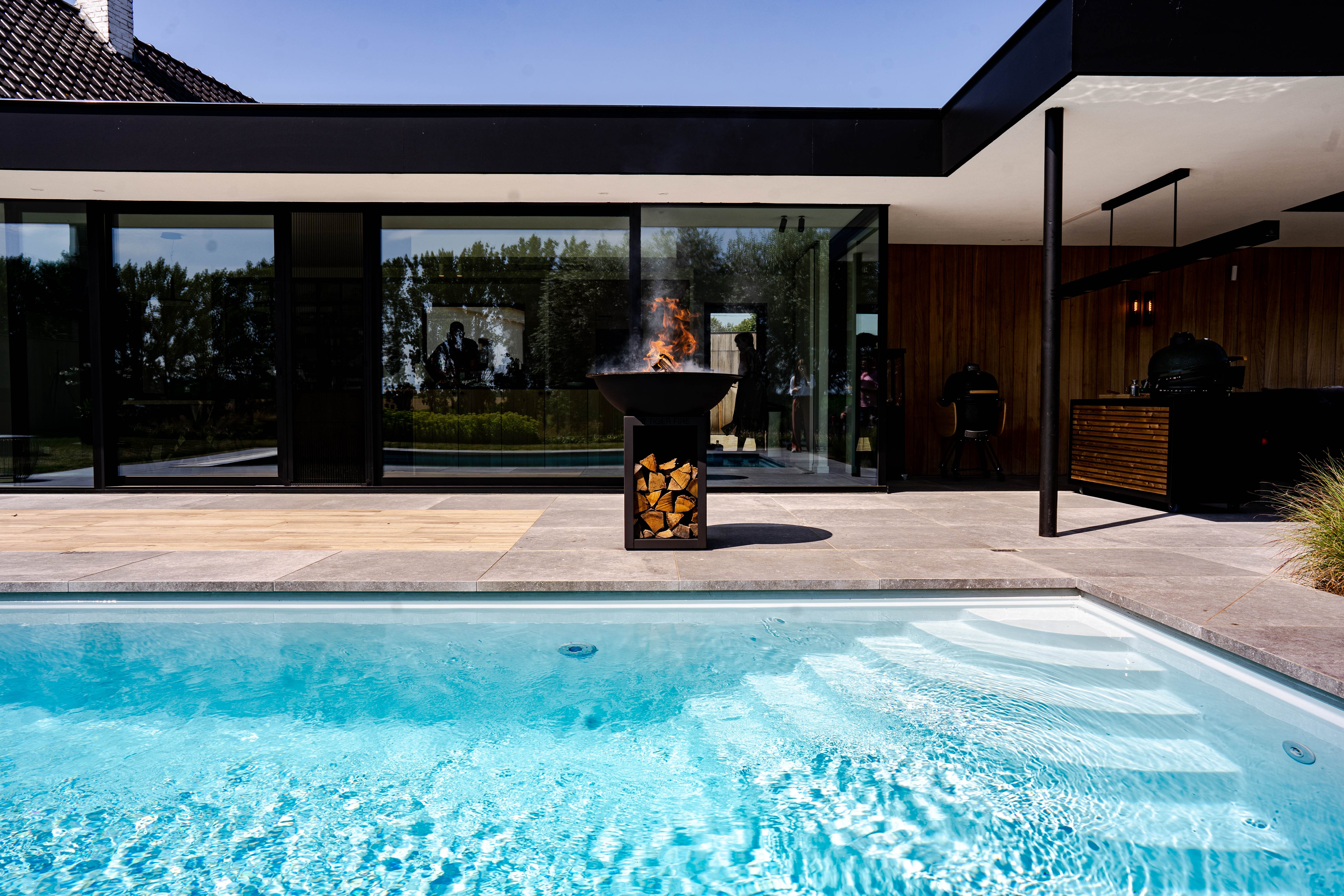 Plancha bbq bij zwembad